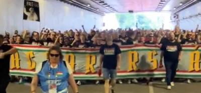 Magyar szurkolók kiállnak Gigi D'Agostino mellett a stuttgarti vonuláson
