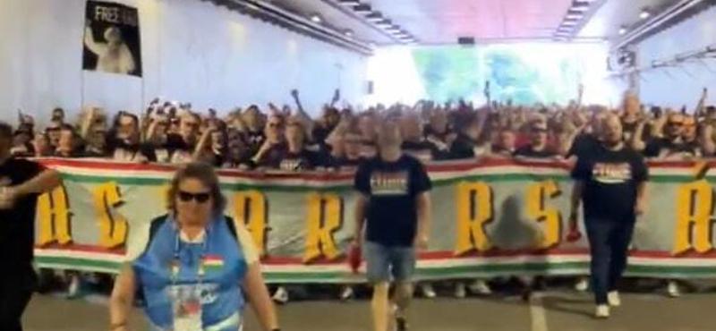 Magyar szurkolók kiállnak Gigi D'Agostino mellett a stuttgarti vonuláson