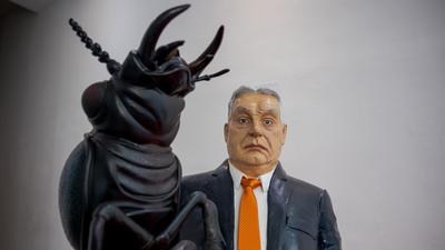 Orbán Viktor és a hatalmas bogár: szobor a jótékonyságért