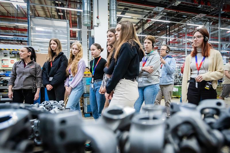 A Bosch támogatja a női tehetségeket az autóipari karrierben