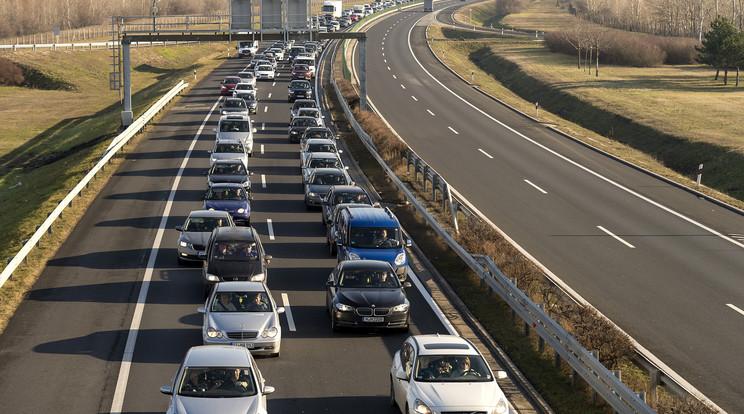 Magasfeszültségű vezeték zuhant több járműre az M5-ös autópályán