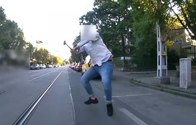 Taxis kalapáccsal fenyegetőzött egy biciklissel Budapesten