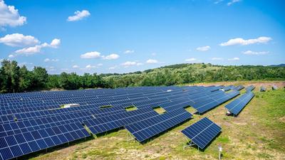 Állami vállalat vásárolta fel Tiborczhoz köthető napelemparkokat