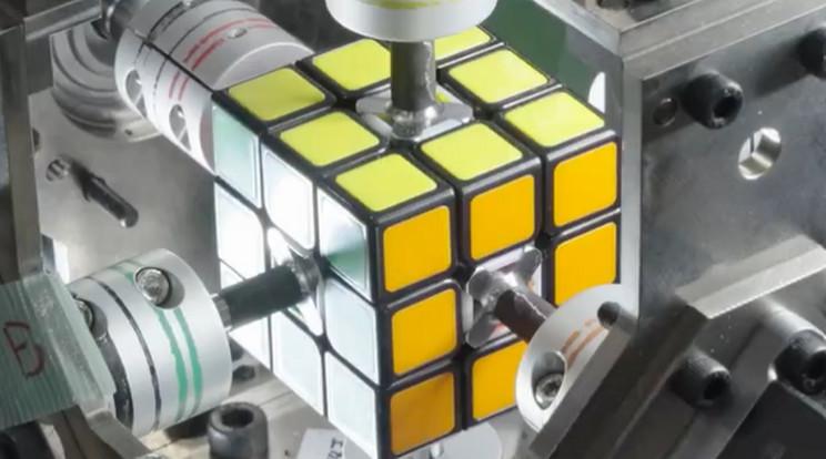 Robot döntött meg rekordot Rubik-kocka kirakásban mindössze 0,305 másodperc alatt
