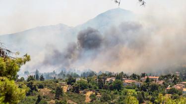 Erdőtűz tombol Athén közelében, a tűzoltóság nagy erőkkel küzd