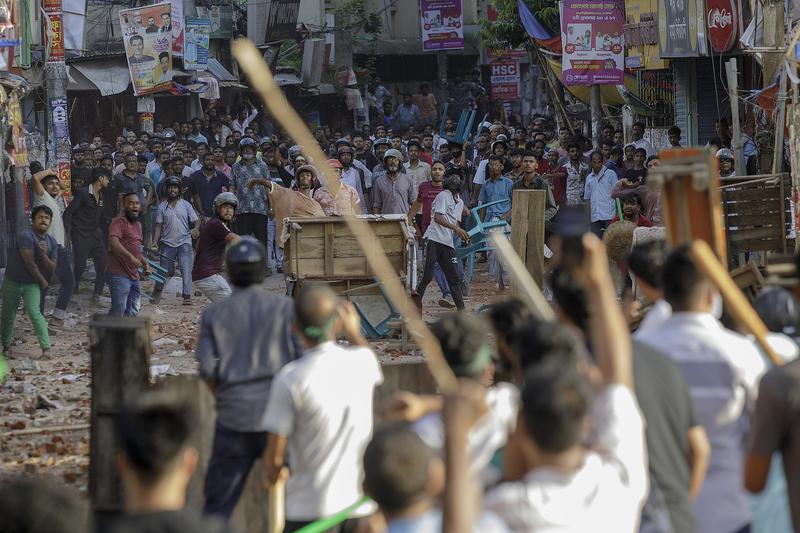 Kijárási tilalom és katonai bevetés a bangladesi tüntetések miatt
