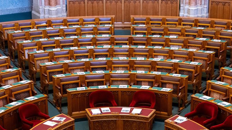 Rendkívüli parlamenti ülés a brüsszeli beavatkozás vádjaival kapcsolatban
