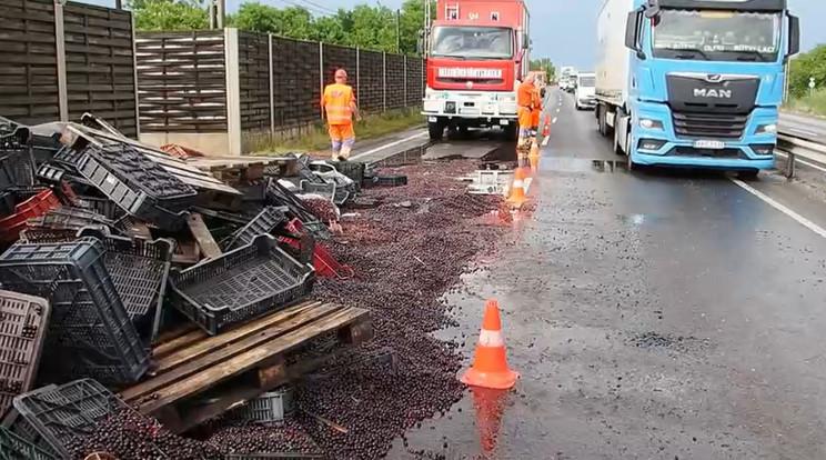Kamion borulása okozott káoszt Törökszentmiklósnál