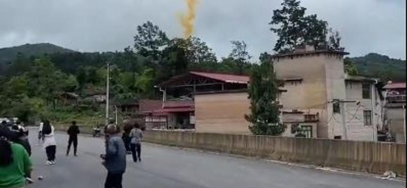 Kínai rakétadarab zuhant egy faluba, mérgező füsttel kényszerítve menekülésre