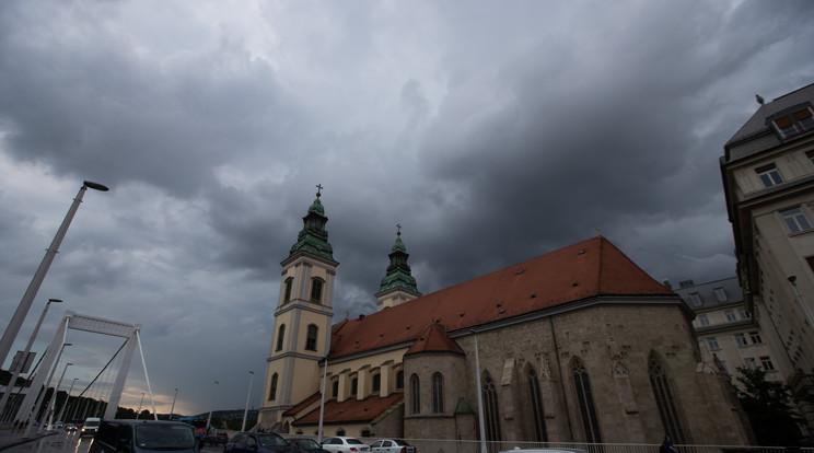 Változékony idő várható a hétvégén - záporok és zivatarok zavarhatják meg a programokat