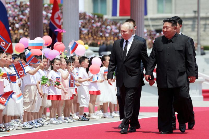 Putyin és Kim Dzsongun limuzinos udvariaskodása Észak-Koreában