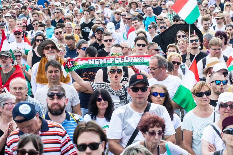 Azahriah: A popszíntér új antipopulista hőse vagy Orbán kihívója?
