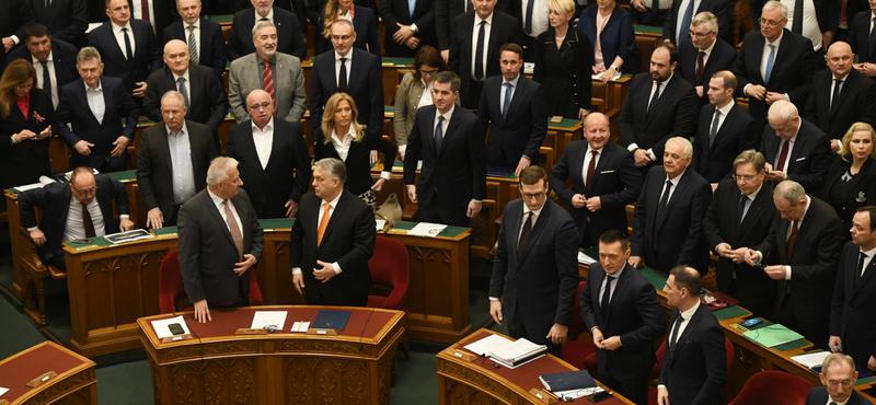 A magyar parlament elfogadta a 13. alaptörvény-módosítást