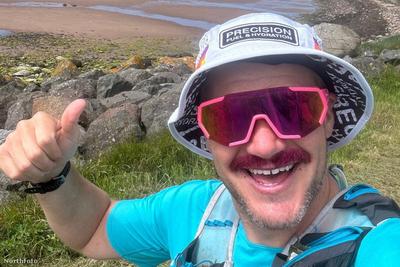 Chris Thomson 32 nap alatt 32 maratont fut Skóciában jótékonysági céllal