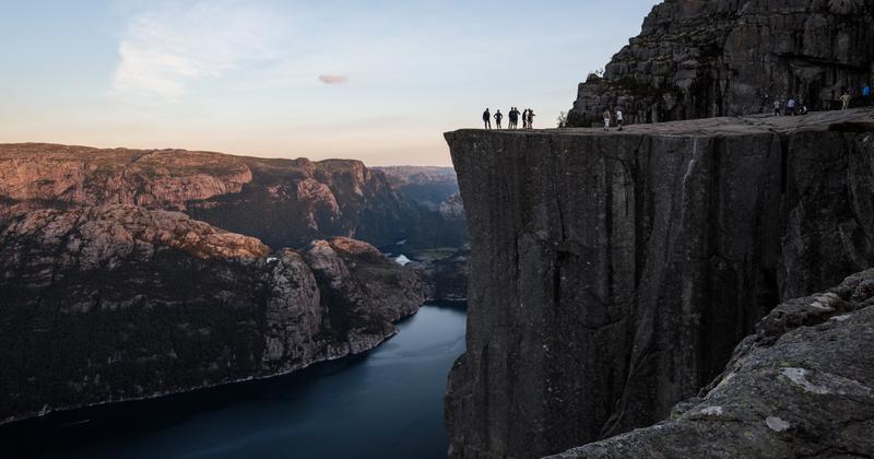 Tragédia Norvégiában: Túrázó vesztette életét a híres Preikestolen sziklán