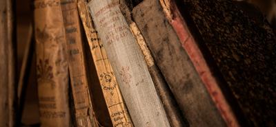 Veszélyes lehet a régi könyvek borítója: mérgező festékek a polcokon