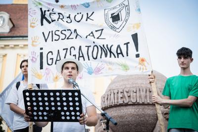Székesfehérváriak az igazgató mellett tüntetnek a tankerületi döntés ellen