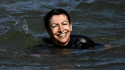 Anne Hidalgo a Szajnában úszik, miközben Párizs az Olimpiát ünnepli
