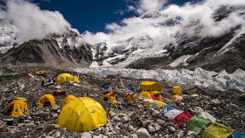 Nepáli katonák 11 tonna hulladékot szállítottak le az Everest-ről