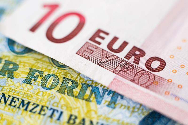 A forint erősödik az euróval és dollárral szemben a piaci bizonytalanságok közepette