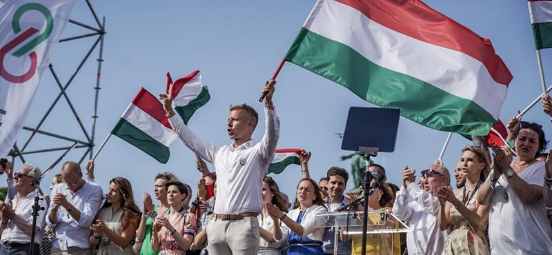 Magyar Péter zárónapja képekben: Tömeg és üzenetek a Hősök terén