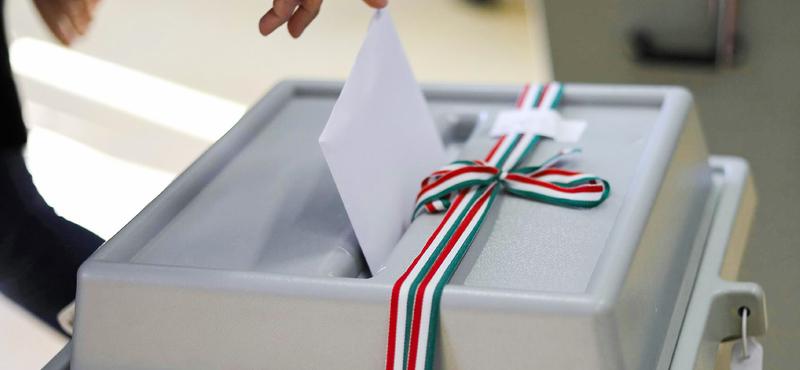 Színes keretekkel ellátott szavazólapok a vasárnapi választáson