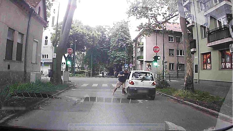 Gyalogos támadt egy autósra Kaposváron a piros lámpánál