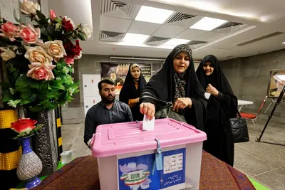 Irán elnökválasztás: a konzervatív jelölt vezet az előrejelzésekben