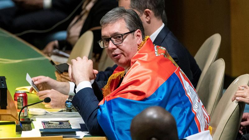 A szerb elnök könnyei és sajtófőnöke viselkedése az ENSZ-közgyűlésen