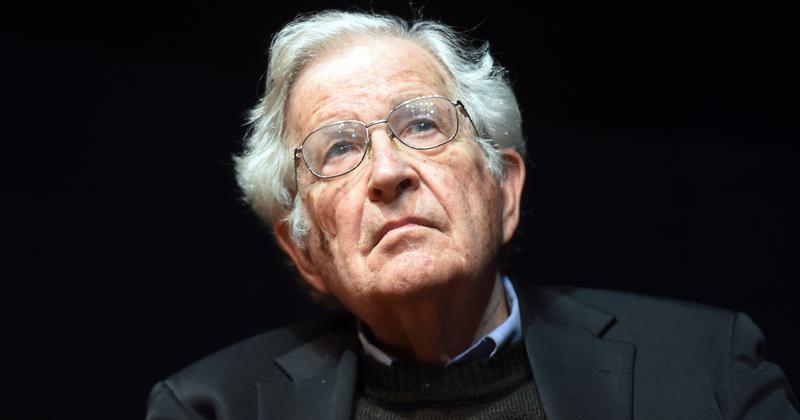 Noam Chomsky, a nyelvész ikon, lábadozik brazil kórházban