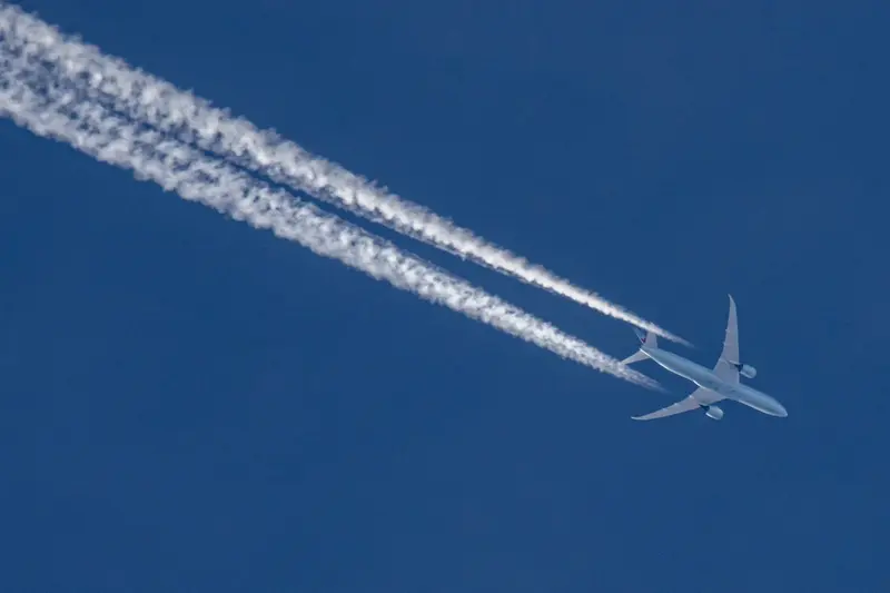 Kondenzcsík-csökkentés új üzemanyaggal: áttörés a légi közlekedésben