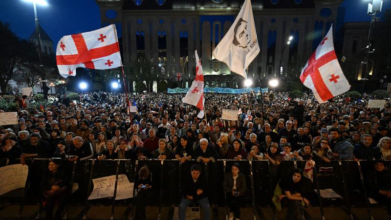 Több ezer grúz tüntet az orosz mintájú külföldi ügynöktörvény ellen