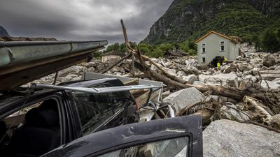 Négy halálos áldozat és eltűntek a svájci földcsuszamlásban