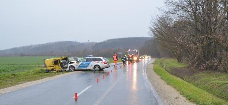 Vádat emeltek a jogosítvány nélküli sofőr ellen, aki súlyos balesetet okozott