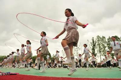 Az ugrókötelezés szerepe a kínai oktatásban és a társadalmi különbségek