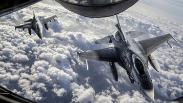 Ukrán pilóták F-16-os vadászbombázók használatát gyakorolják