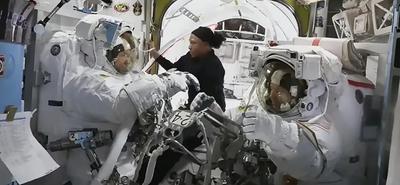 NASA űrséta félbeszakadt szkafanderhiba miatt, Boeing űrhajósok az ISS-en ragadtak