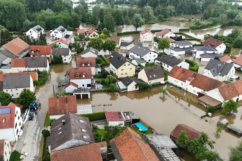 Áradások és evakuáció Németországban, tűzoltó vesztette életét mentés közben