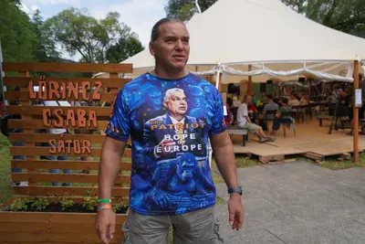 Orbán Viktor tiszteletbeli huszárrá avatása és új pólók bemutatója Tusványoson