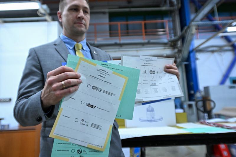 Színes szavazólapok várnak a választókra a június 9-ei választáson