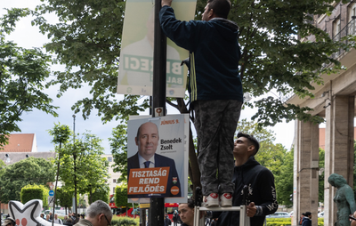 Férfi rongál meg száz választási plakátot Józsefvárosban