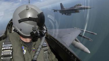 Dánia engedélyezi Ukrajnának az F-16-os vadászgépek orosz célpontok elleni bevetését