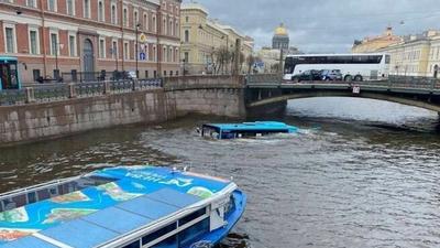 Busz zuhant a folyóba Szentpéterváron: több sérült