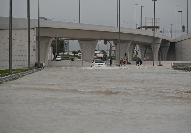 Dubajban a 75 év legnagyobb esőzése okozott halálos áldozatokat