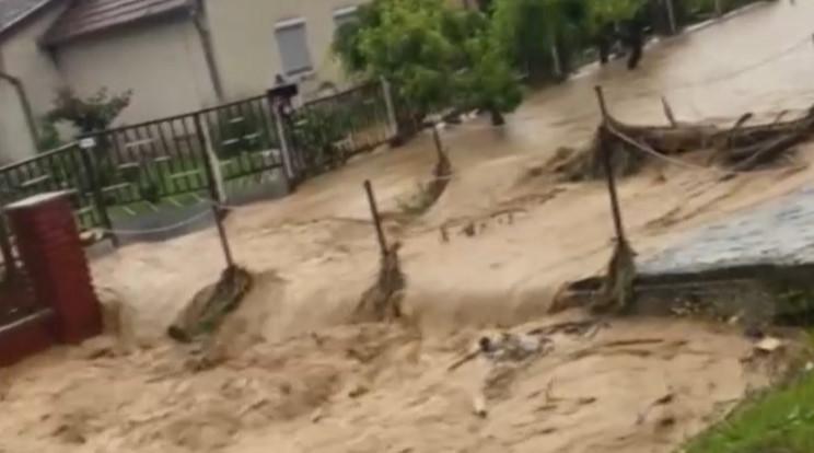 Traktorral mentették ki a gyerekeket a villámárvíz sújtotta településeken - Videó!