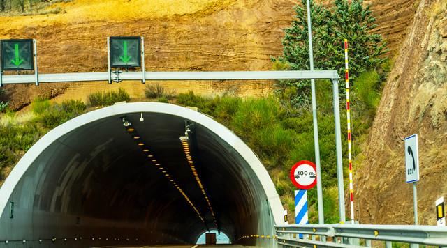 Magyar turistabusz ragadt egy olasz alagútban, utasok sértetlenek