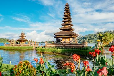 Balin a hagyományokkal egyesülnek a turisták