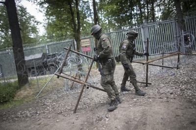 Lengyel rendőrök mostantól fegyverrel a fehérorosz határon