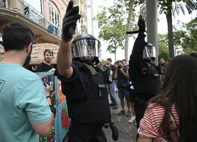 Barcelonaiak az utcákon a túlzott turizmus ellen