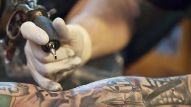 Tetoválótintákban talált baktériumok aggodalomra adnak okot